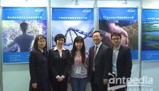 SCIEX中国区药物市场发展高级经理程薇（左一）、中国区总经理邵宏（左二）、中国区市场总监倪涛（右二）、应用市场发展高级经理杨益（右一）