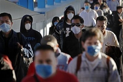 戴着口罩的行人正在穿过墨西哥城内的一个检查站。
