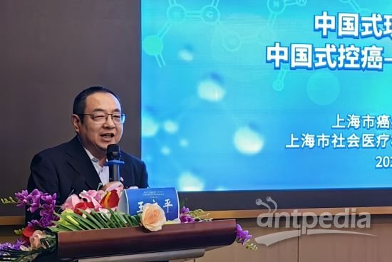 图：中国抗癌协会康复会副主任委员、上海癌症康复俱乐部副会长王文平主持启动仪式。